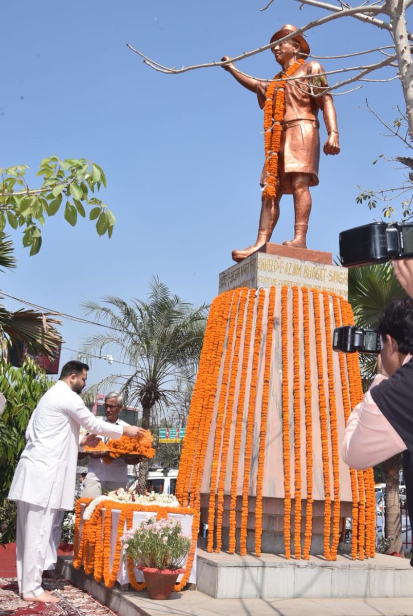 yadavtejashwi's tweet photo. स्वतंत्रता संग्राम के क्रांतिदूत अमर शहीद वीर भगत सिंह, सुखदेव और राजगुरु के शहीदी दिवस पर आयोजित राजकीय कार्यक्रम में पुष्प अर्पित कर उन्हें नमन किया। इन महान वीर शहीदों का सर्वस्व बलिदान युवा पीढ़ी के लिए सदैव प्रेरणास्रोत रहेगा। जय हिंद! #Shahid_Diwas https://t.co/8ya1bJTVfa