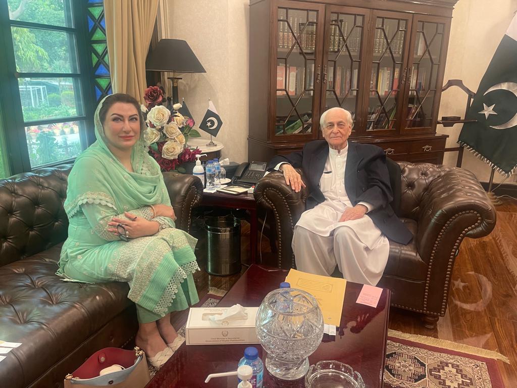 NeelamKhanToru's tweet photo. نگران وزیر اعلیٰ خیبرپختونخوا سے آج پشاور وزیر اعلی ہاؤس میں ملاقات۔
ملاقات میں خیبرپختونخوا میں قائم پناہگاہوں کے مسائل کے حوالے سے تبادلہ خیال۔
نگران وزیر اعلیٰ نے مسائل کے بروقت حل کرنے کے حوالے اعلی حکام کو ہدایت جاری کی۔ https://t.co/ppFthI909C
