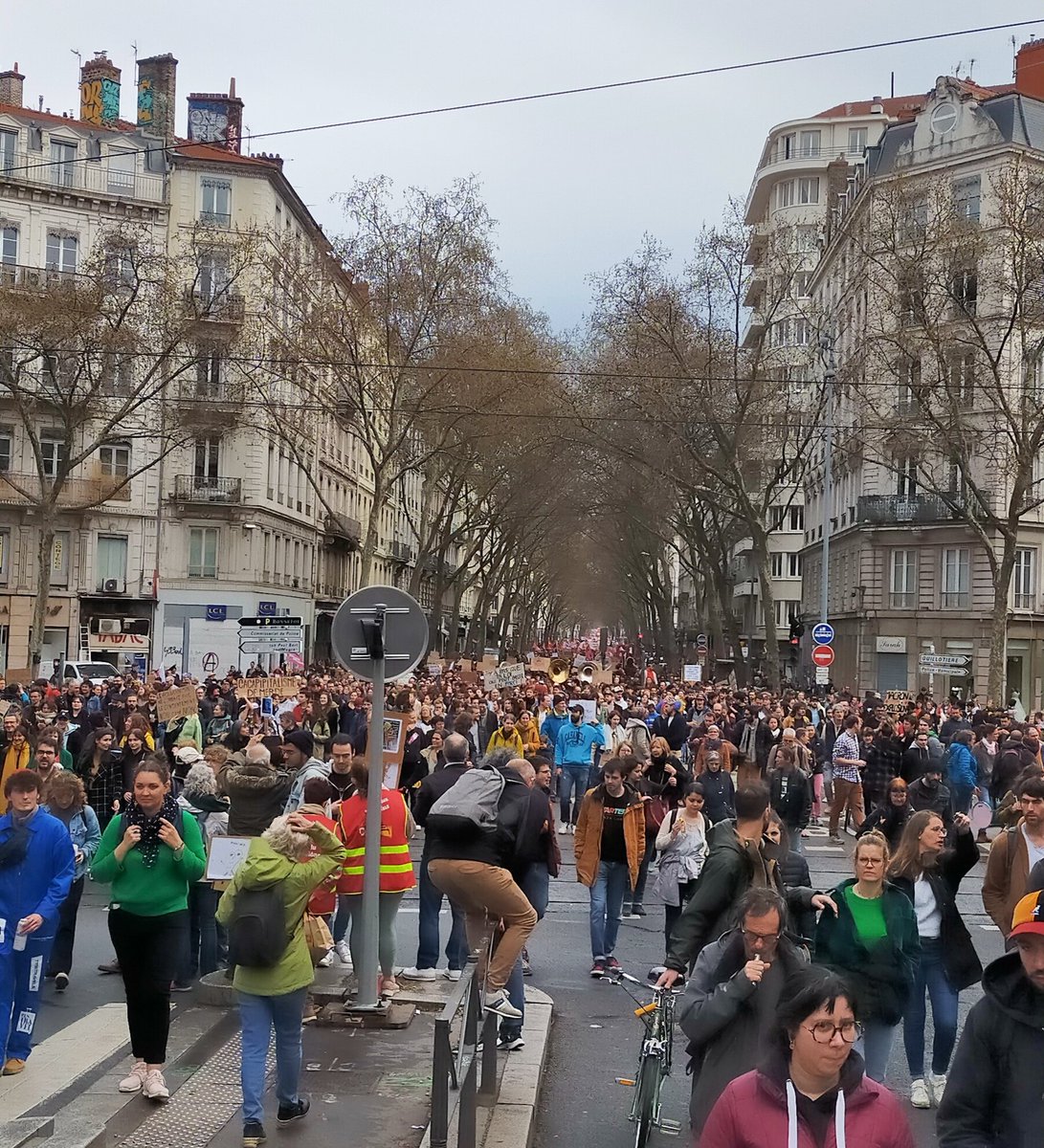 #Grève22mars La foule déferle sur le cours Gambetta à #Lyon ! ✊

Macron veut passer en force ? Nous montrons à ce gouvernement qu'il a perdu toute légitimité ! 💥 #49al3 #RéformeDesRetraites