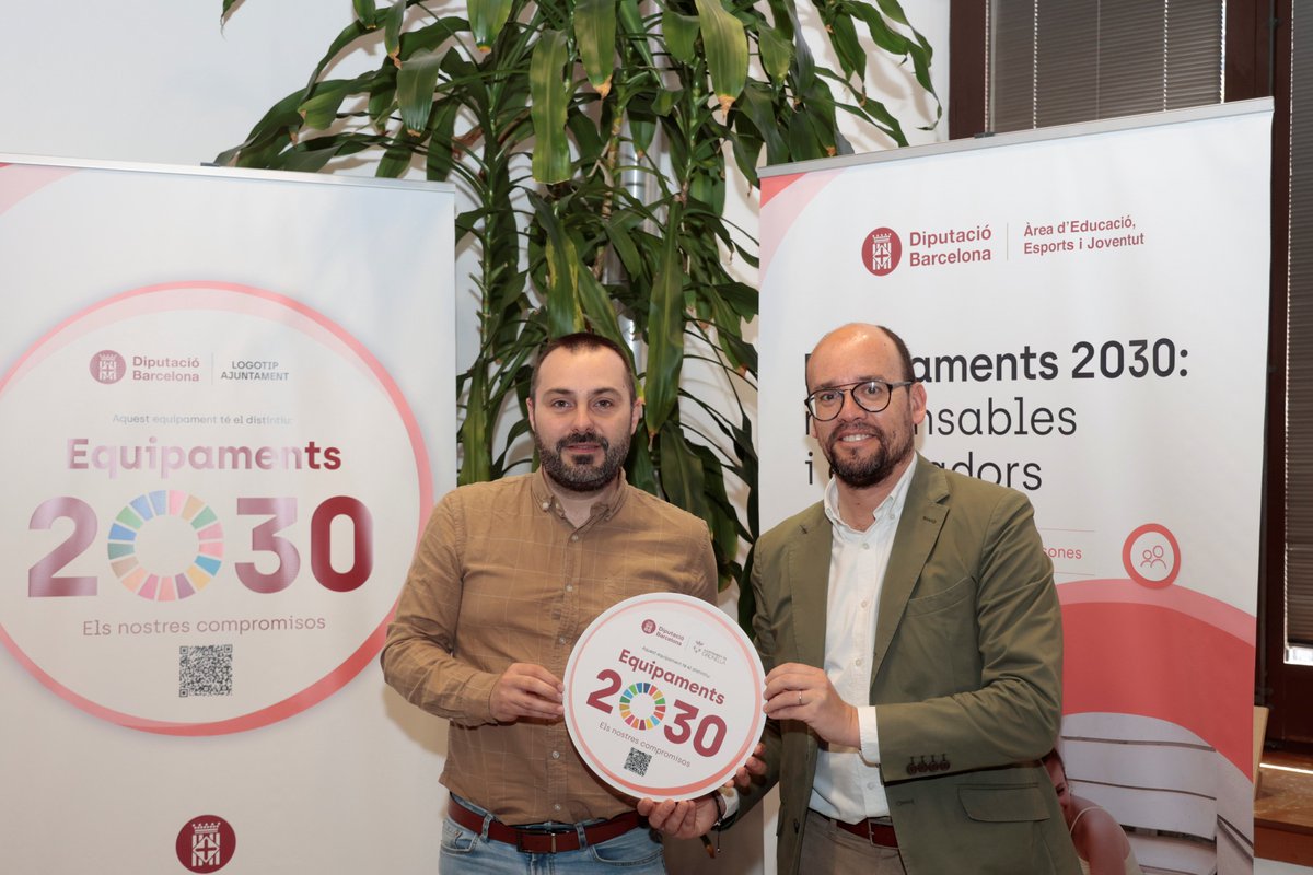 joventutdiba's tweet photo. Avui el diputat #JoventutDiba @JaviSilvaP ha lliurat el distintiu #Equipaments2030 a l'Alcalde @AjGironella David Font, en reconeixement al seu compromís per uns espais municipals educatius, esportius i de joventut, responsables i educadors.
https://t.co/edcxNZAJo6
📷Oscar Ferrer https://t.co/jbmQM27LAB