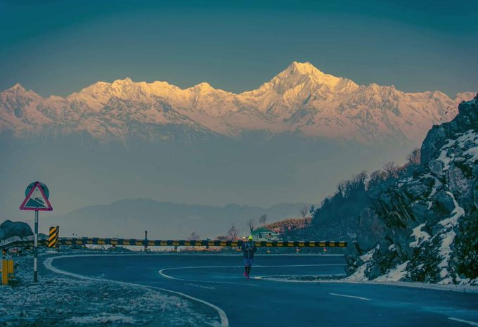 northeast_vibe's tweet photo. Mesmerizing view of the mighty #Kanchejunga seen enroute Changu lake, #Sikkim ❤️ https://t.co/tX0B5v0RxL