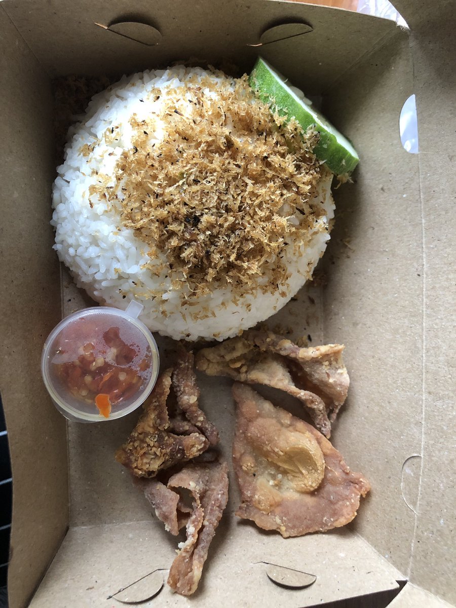 PutriAG12's tweet photo. @missHOTRODqueen Same energy, beli nasi kulit begini bgt dpt kulitnya 🥲 https://t.co/DRYMQXiGbk