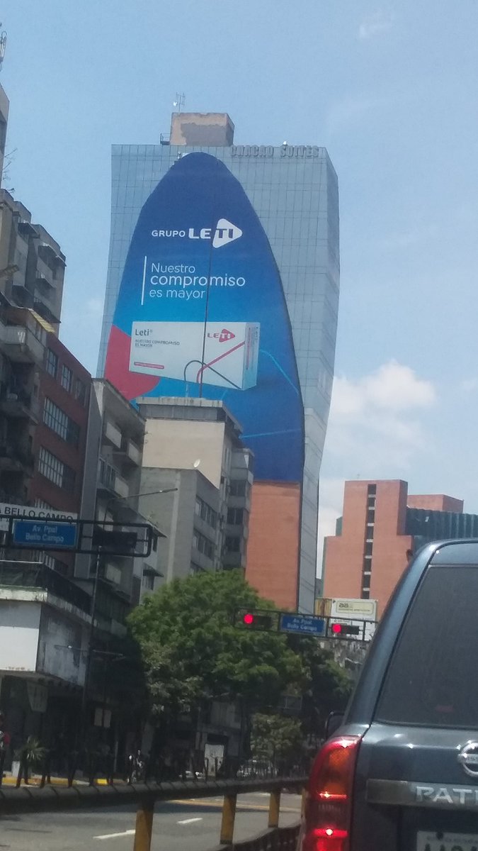arqdavidviloria's tweet photo. Voy por la Fco de Miranda y hiere mis ojos este adefesio, el edificio más horrendo de Caracas con una publicidad en su horrenda fachada que lo hace aun más horrendo. https://t.co/5461OqP1GJ