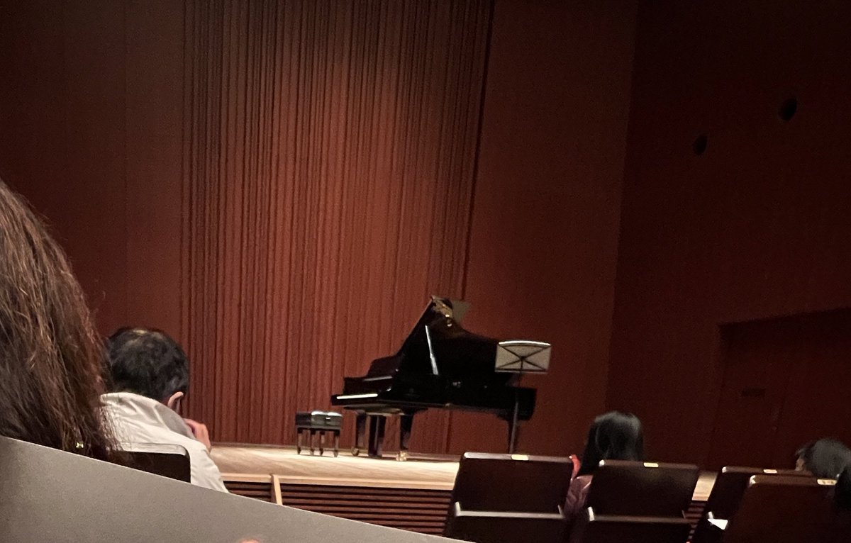 西沢氏のリサイタルの賛助でした。
2曲だけでしたが緊張の余り、誰がどこにいるか見る余裕もなく…
にっしー、bravoでした!
演奏の足を引っ張らなきゃ良いな、がネガイでしたがどうだったかな…