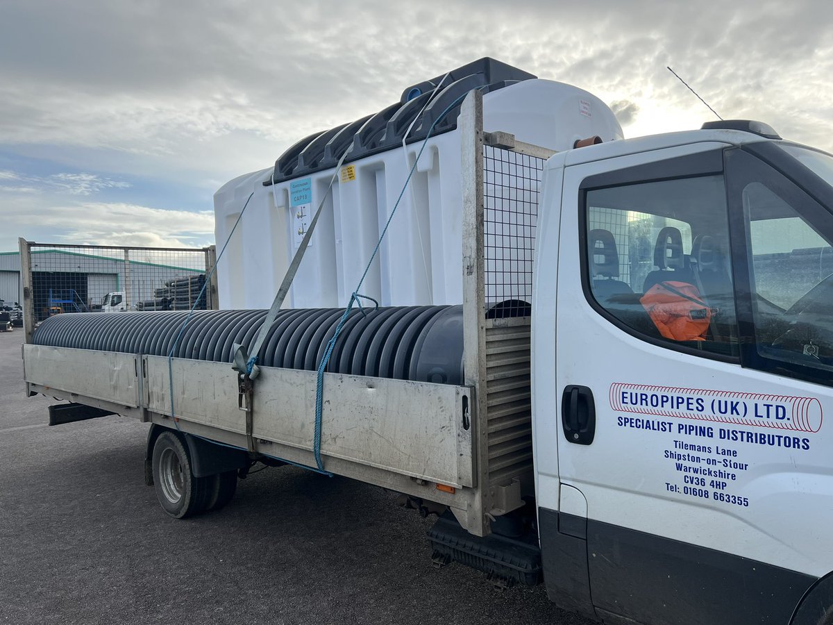 A lovely length of 600mm x 6m twinwall pipe dropped off a few miles down the road for <a href="/JeremyClarkson/">Jeremy Clarkson</a> at Diddly Squat Farm yesterday 👍🏻

Next stop was Banbury with an 18 person treatment plant 😁💩

#clarksonsfarm