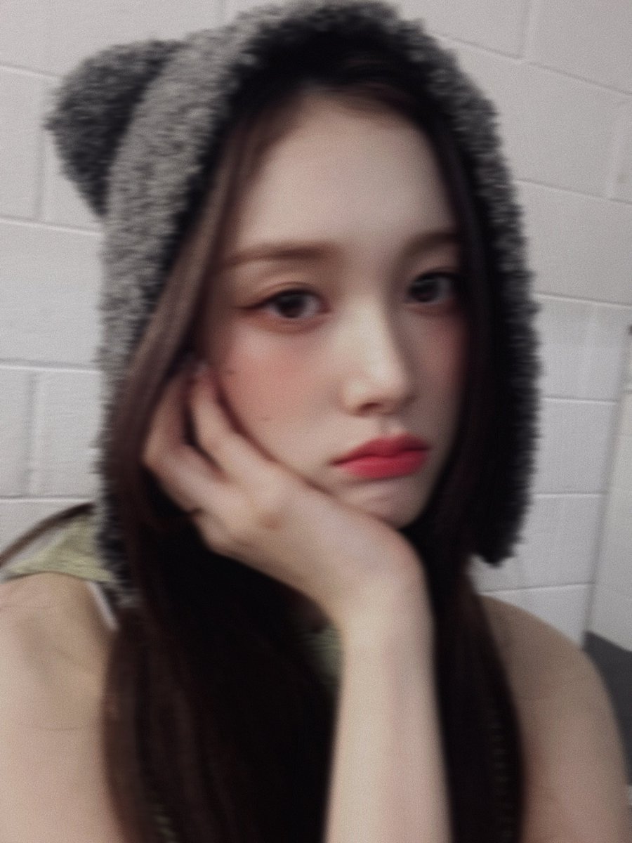 STAYCJFEED's tweet photo. [230323] 🐶💭

"how is it i took a picture with a new filter❤️"
"with a shaky vibe" https://t.co/sQrpHLwrze