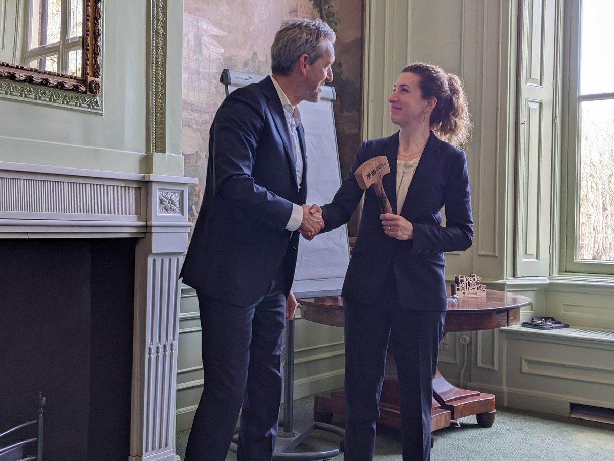 Een van de grondleggers van het NP-fonds Utrechtse Heuvelrug @Hansvanderpas geeft de voorzittershamer aan de voorzitter van de beoordelingscommissie hoogleraar Merel Soons. Fonds is open voor aanvragen.