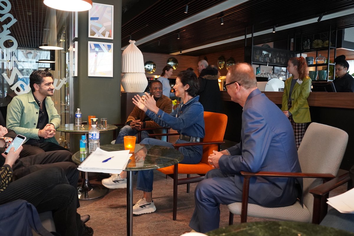 Lezen is investeren in jezelf. Een boek opent deuren naar andere werelden en mensen. Op de #dagvandeliteratuur ontdekken leerlingen de kracht van het geschreven woord. Jongeren, laat je tijdens de workshops en gesprekken met schrijvers inspireren. Dat is het mooiste cadeau! 📚