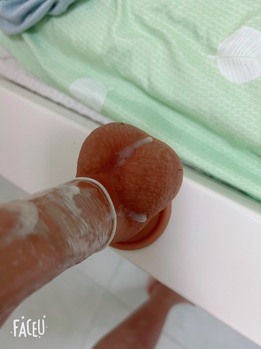 一个人在家，想男人，用假jb自慰。水跟着大腿流