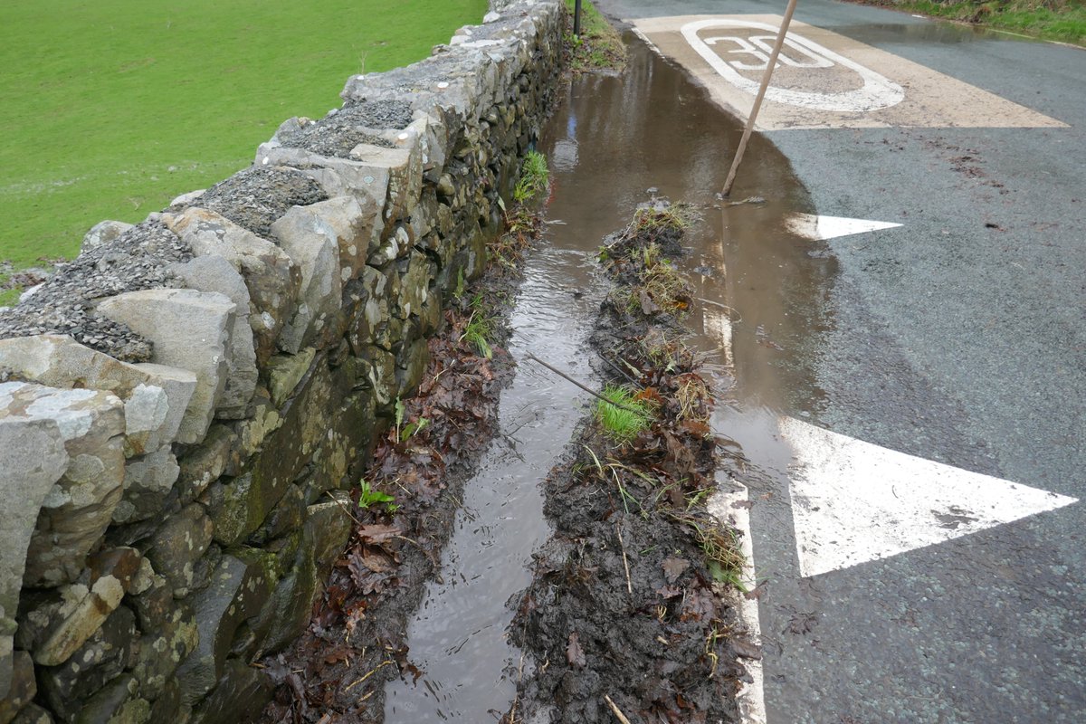 TheLengthsman's tweet image. As I near #SparkBridge this corner always floods ~ even has a huge pipe to catch it when it does
There is a grooved kerb which fills up with mud every year prevents it running away !