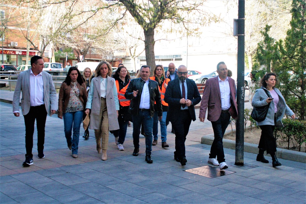 OndaCeroCoslada's tweet photo. #SanFernandoDeHenares -Afectad@s por L7B Metro
Hace unos días @jordi_canyas eurodiputado visitó como hizo @crismaestre la zona O por L7B Metro
Recibido en @Ayto_SFH por @JaviCorpa alcalde y después recorrió con @paml7b.....
https://t.co/H5y5iHoyxe
Fotos @OndaCeroCoslada 102.0 FM https://t.co/gS8SKmrJZl