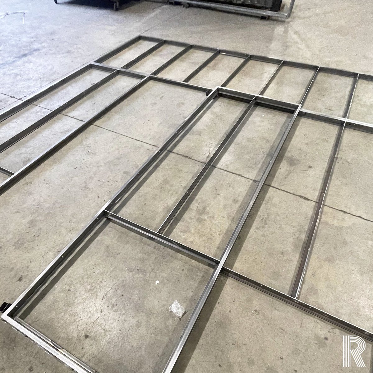 Rambault86110's tweet photo. ⛓ Nous sommes en train de donner vie à cette verrière sur mesure, qui sera non seulement fonctionnelle, mais également un élément de design unique pour l'espace intérieur de notre client. 

Nous sommes impatients de terminer la fabrication de cette verrière et de l’installer ! https://t.co/xZ7YvZMpuu