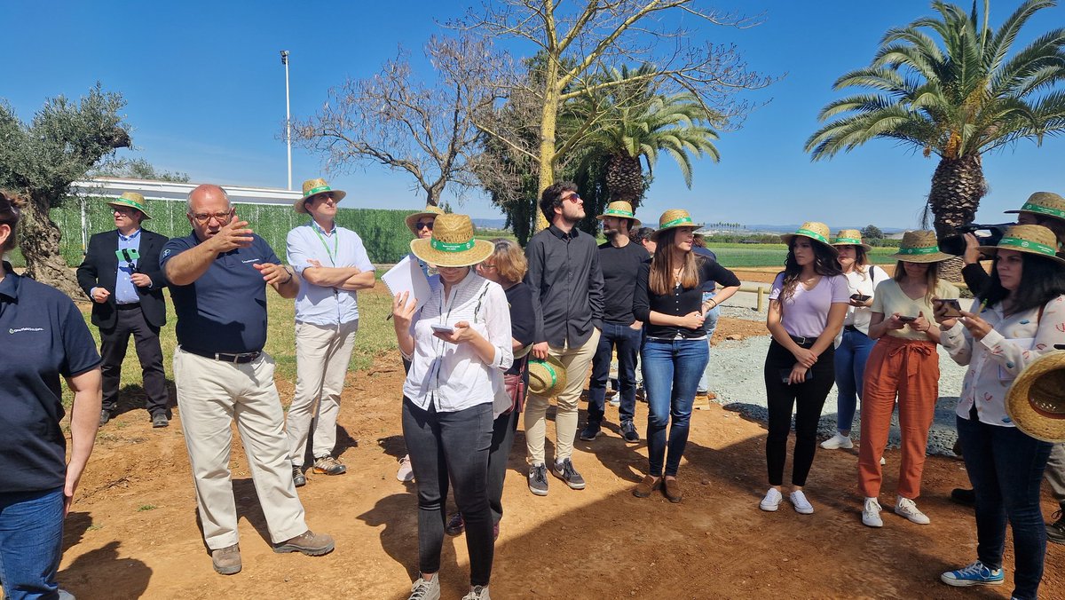 Bayer4CropsES's tweet photo. Conocemos la zona de invernaderos en nuestro centro de I+D de Brenes 🍓 🍅
Los ensayos de nuevas materias activas duran hasta 10 años, en los cuales no sólo se mide la efectividad, también su impacto en fauna auxiliar, polinizadores y medioambiente.
#️⃣ #DatosBayer2023 https://t.co/wFOps6r2Ra