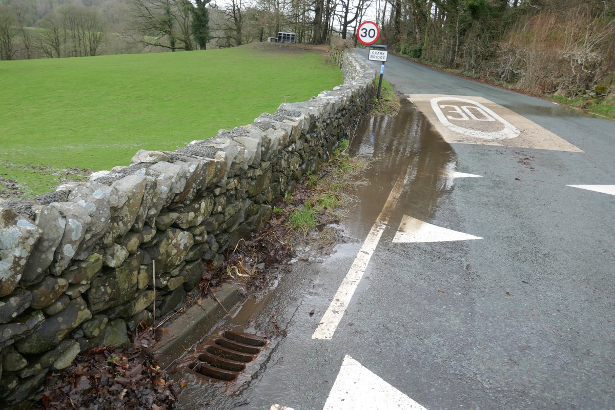 TheLengthsman's tweet image. As I near #SparkBridge this corner always floods ~ even has a huge pipe to catch it when it does
There is a grooved kerb which fills up with mud every year prevents it running away !