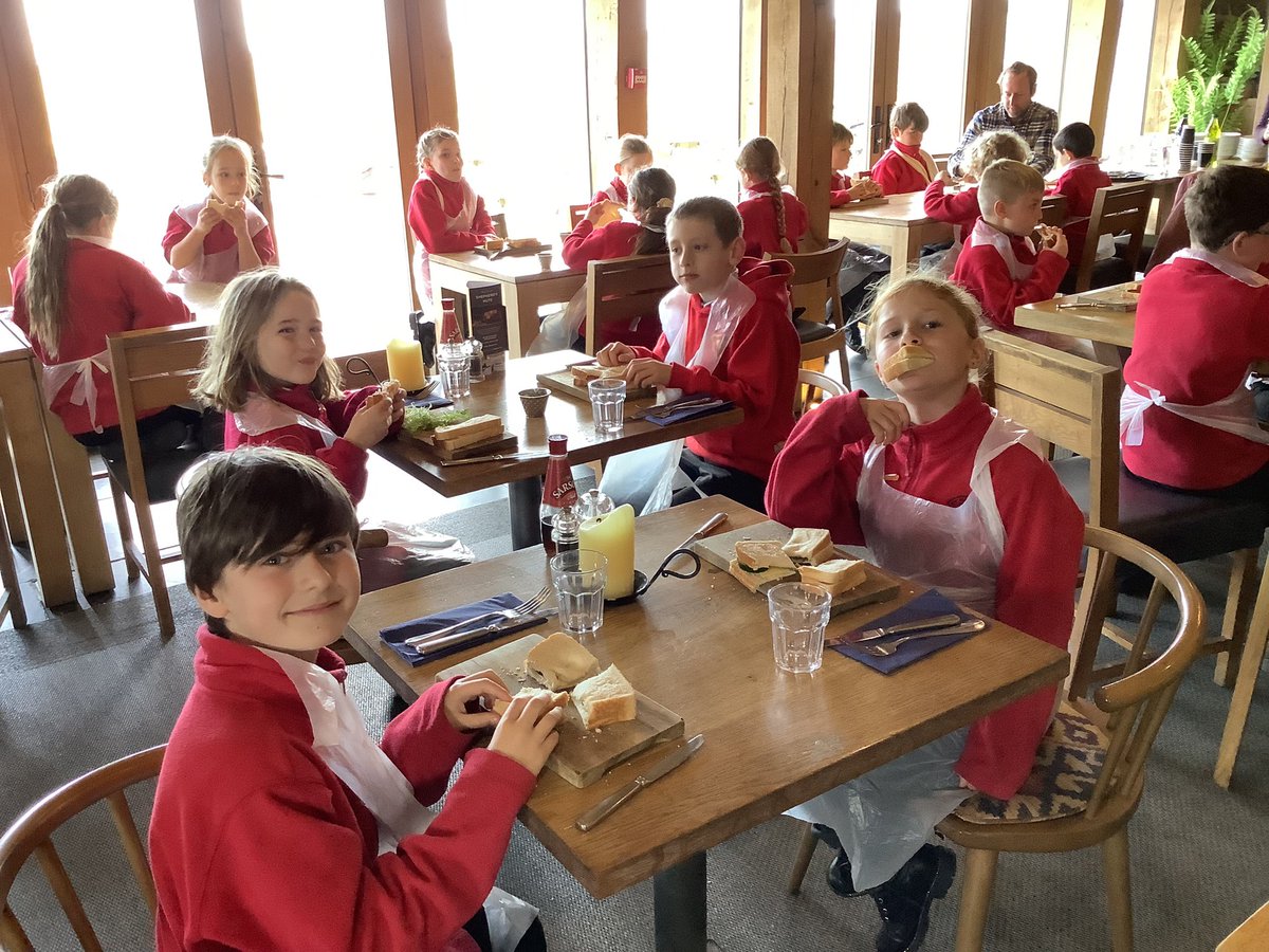 Another day, another trip! Starlings had a great morning at The Cornish Arms  learning about a working kitchen including food storage, how to fillet a sea bass as well as making their own sandwiches! What a lovely morning! 🥪🥪 @Kernow_Learning