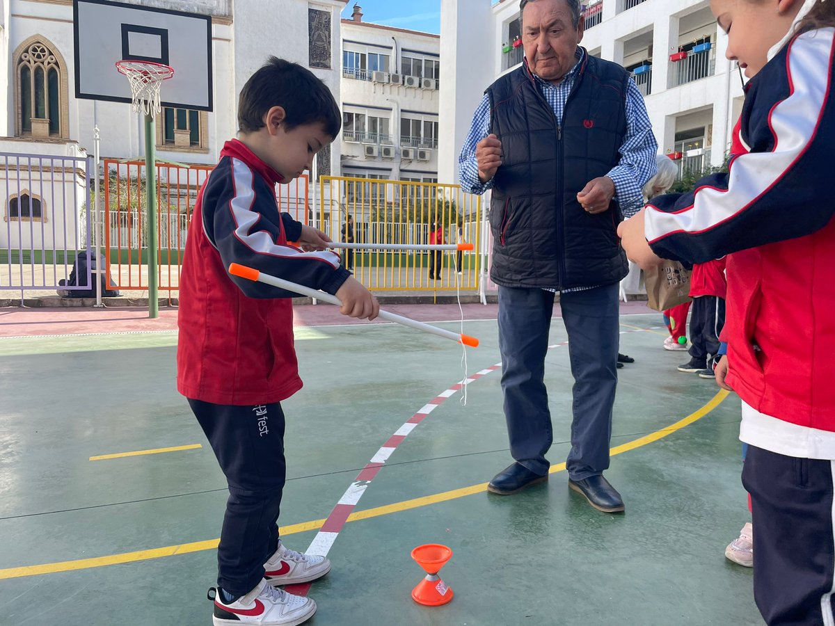 trinitariosandu's tweet photo. Qué mañana tan divertida han pasado los abuelos de nuestros alumnos compartiendo juegos tradicionales, es que ¡sin móvil, se puede vivir y divertir! @centrosfest. https://t.co/Eu7W2qemXS
