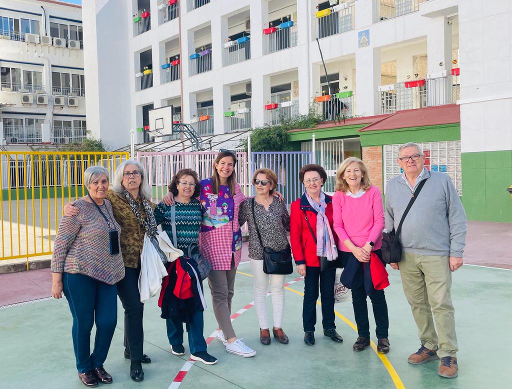 trinitariosandu's tweet photo. Qué mañana tan divertida han pasado los abuelos de nuestros alumnos compartiendo juegos tradicionales, es que ¡sin móvil, se puede vivir y divertir! @centrosfest. https://t.co/Eu7W2qemXS