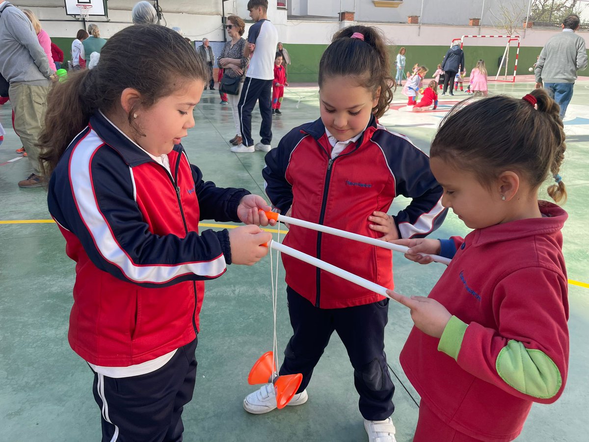 trinitariosandu's tweet photo. Qué mañana tan divertida han pasado los abuelos de nuestros alumnos compartiendo juegos tradicionales, es que ¡sin móvil, se puede vivir y divertir! @centrosfest. https://t.co/Eu7W2qemXS