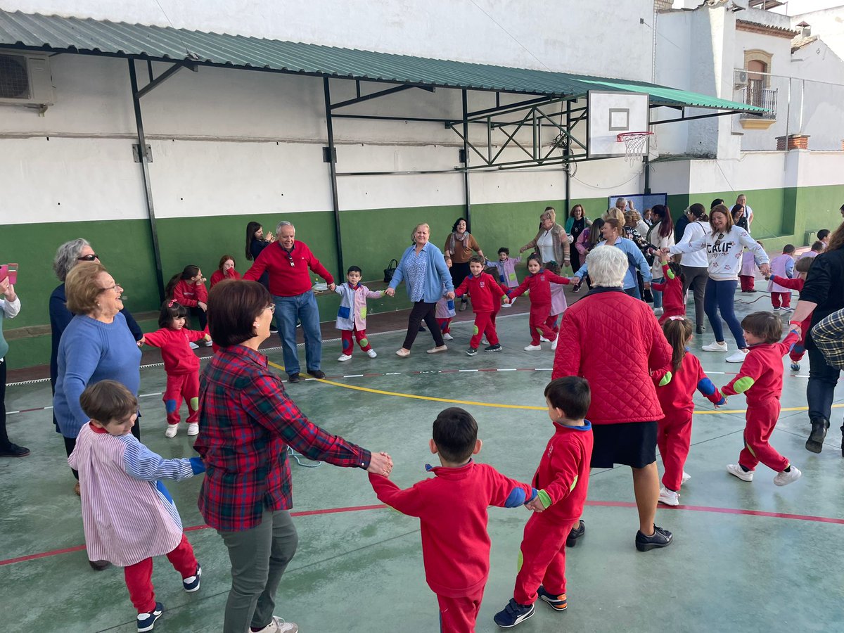 Qué mañana tan divertida han pasado los abuelos de nuestros alumnos compartiendo juegos tradicionales, es que ¡sin móvil, se puede vivir y divertir! <a href="/centrosfest/">Fundación Educativa Santísima Trinidad</a>.