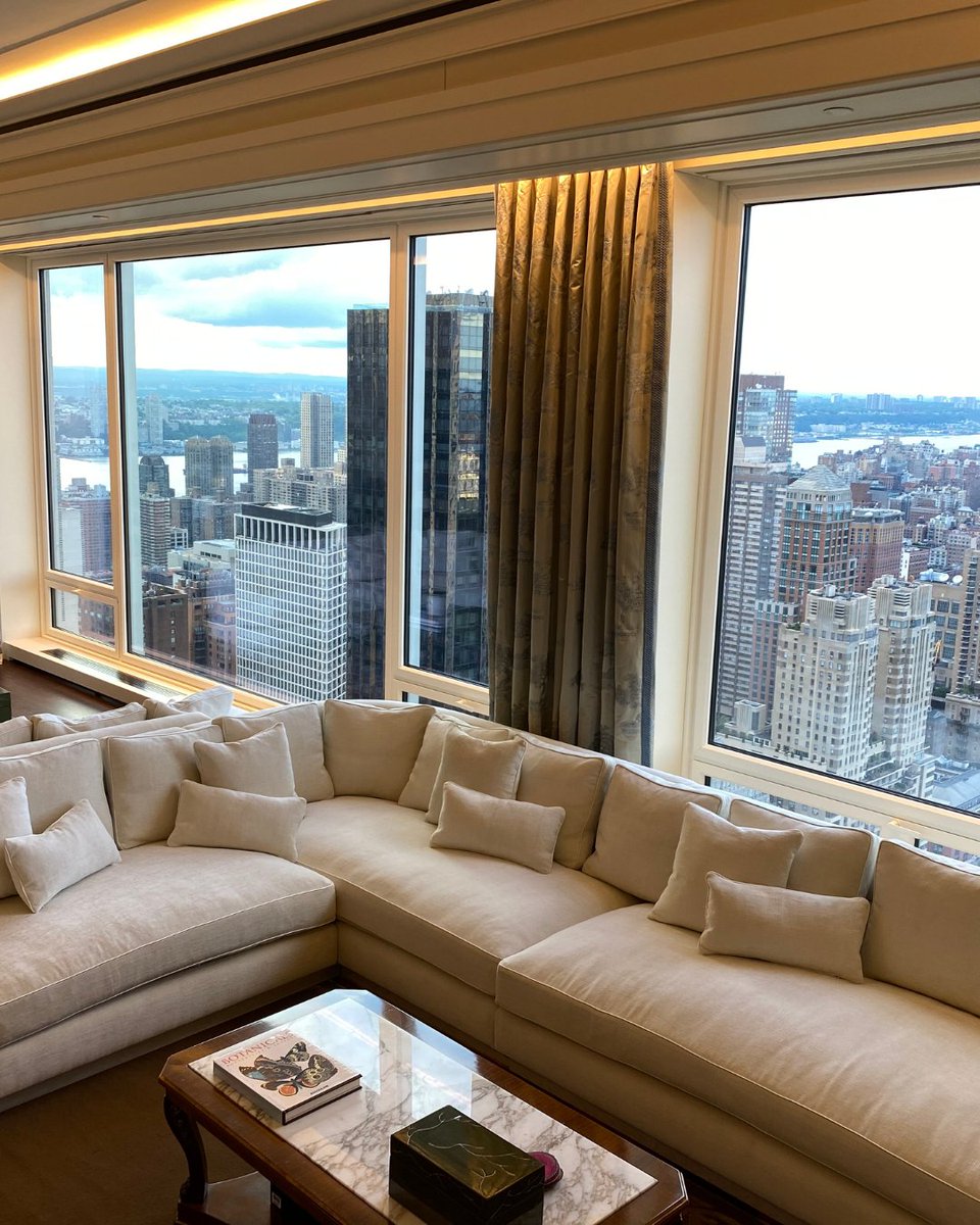 BESPOKEbylg's tweet photo. It may be the city that never sleeps, but with a custom upholstered sofa that is this large and comfy, you’re going to want to.

Designer: @Scottsalvator 

#CityThatNeverSleeps #CustomSofa #UpholsteredSofa #NYC #NewYork #Designer #InteriorDesigner #NYDesigns #NYApartments https://t.co/Zdjh2bcCRD