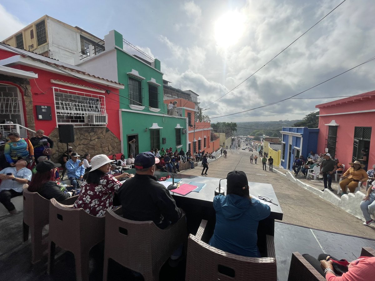comandosergioh's tweet photo. Iniciamos la transmisión del programa en Directo con Sergio #191 desde la calle de El Progreso en el Casco Histórico de nuestra Ciudad Bolívar; acompañados con nuestro pueblo #TrabajoYCompromiso https://t.co/iOuapvVGJi