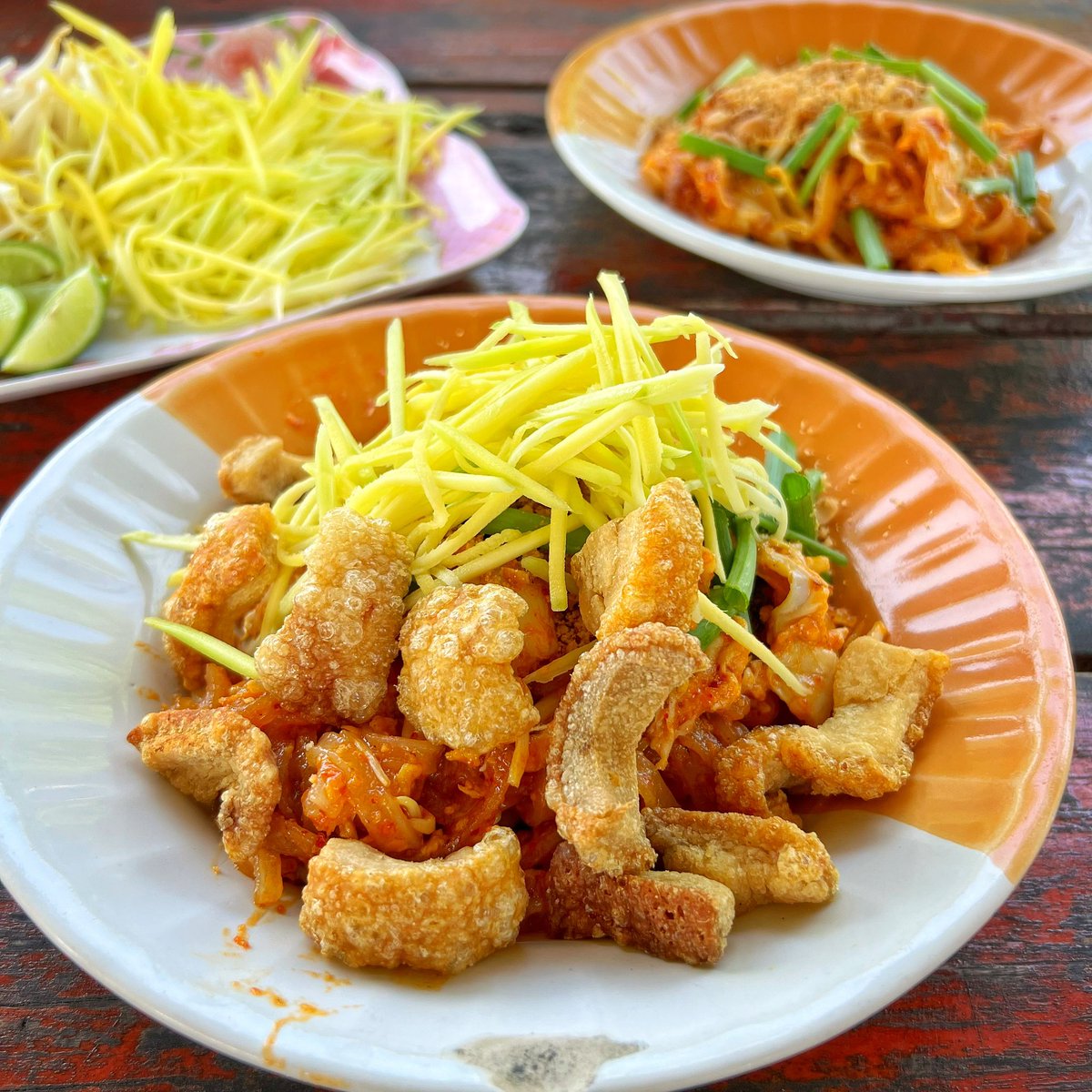 kiazaab's tweet photo. (1) ผัดไทยร้านเด็ดอีกร้านแห่ง..เมืองอ่างทอง คืออยากจะบอกว่า ที่อ่างทองนี่ ร้านผัดไทยโบราณเก่าแก่เยอะมากกก จนเรียกได้ว่าเป็นเมืองแห่งผัดไทยก็ว่าได้ และเป็นร้านที่คุณย่าคุณยายผัดกันมาจนเป็นตำนานกันเลย
 
#kiazaab #เกี้ยแซ่บ #ผัดไทย #อ่างทอง #กากหมู https://t.co/JwudkiOzxI