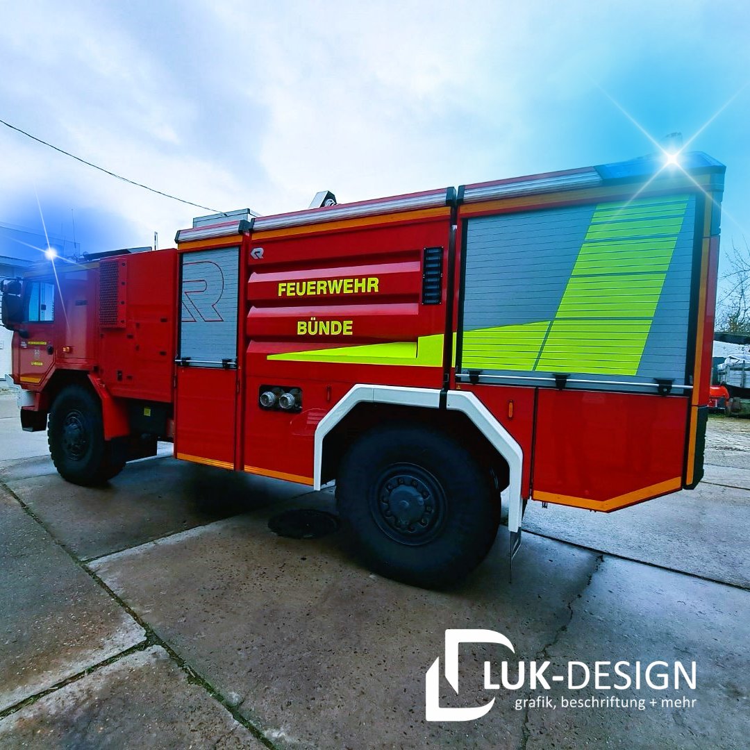 lucktronxtc's tweet photo. Und wieder verlässt eine #Feuerwehr unsere heiligen Hallen und dieses Mal ein ganz besonderes Stück! Ein @TatraTrucks von @RosenbauerGroup aus #Luckenwalde geht zu den Kameraden nach #Buende. Wir haben das Fahrzeug ent- und wieder neu beschriftet und #markiert. #lukdesign https://t.co/c6evBSlM1m