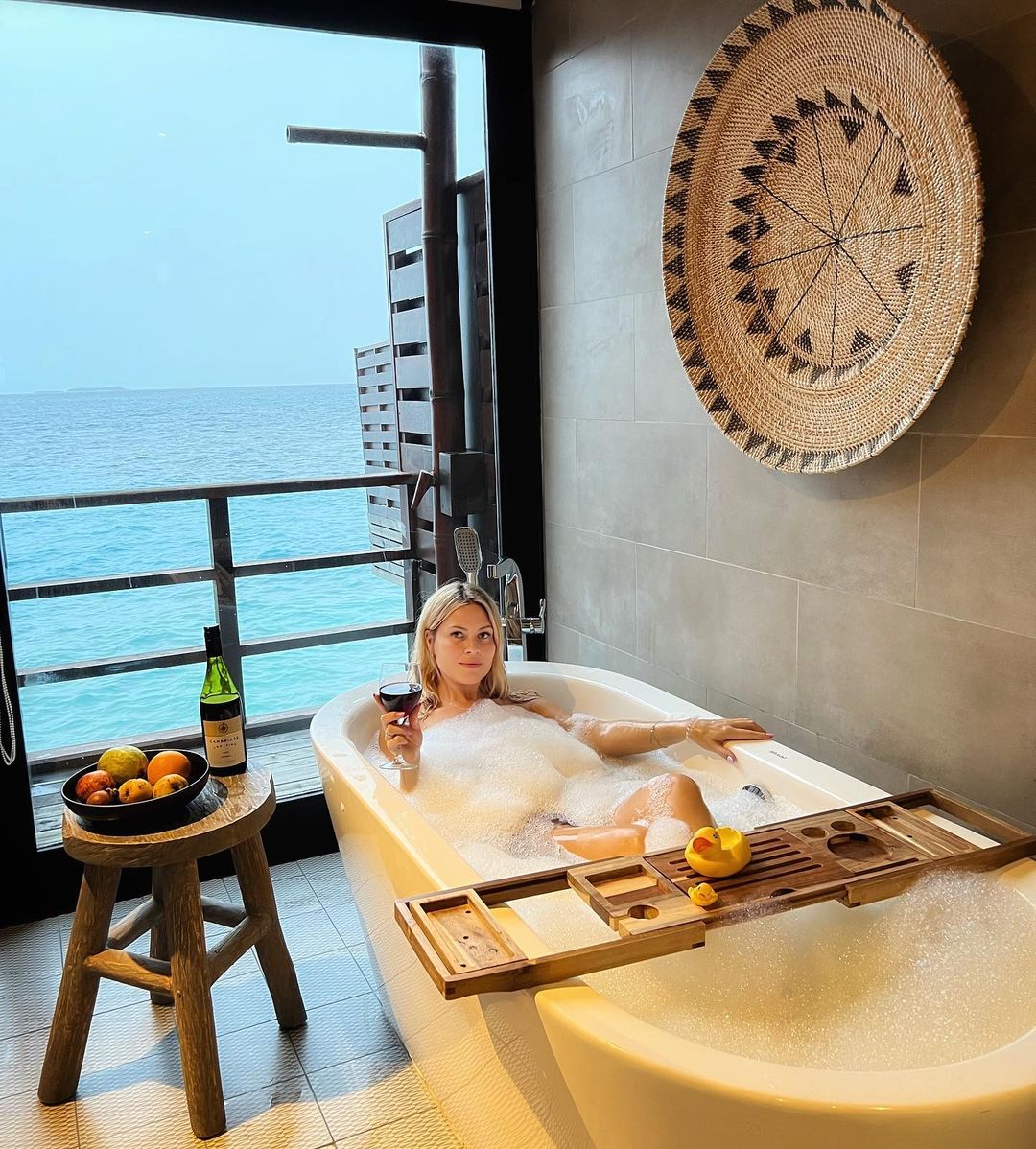 GrandParkMaldvs's tweet photo. Master the art of simply being at #GrandParkKodhipparuMaldives
Grab a glass of wine, and sit in a warm &amp; comfortable water bath overlooking the azure-blue waters.

Book your stay: https://t.co/OaHIavHLnn

#Maldives #luxuryresort #turndownservice #LuxuryTravel #travelphotography https://t.co/rRCUEhvWy3