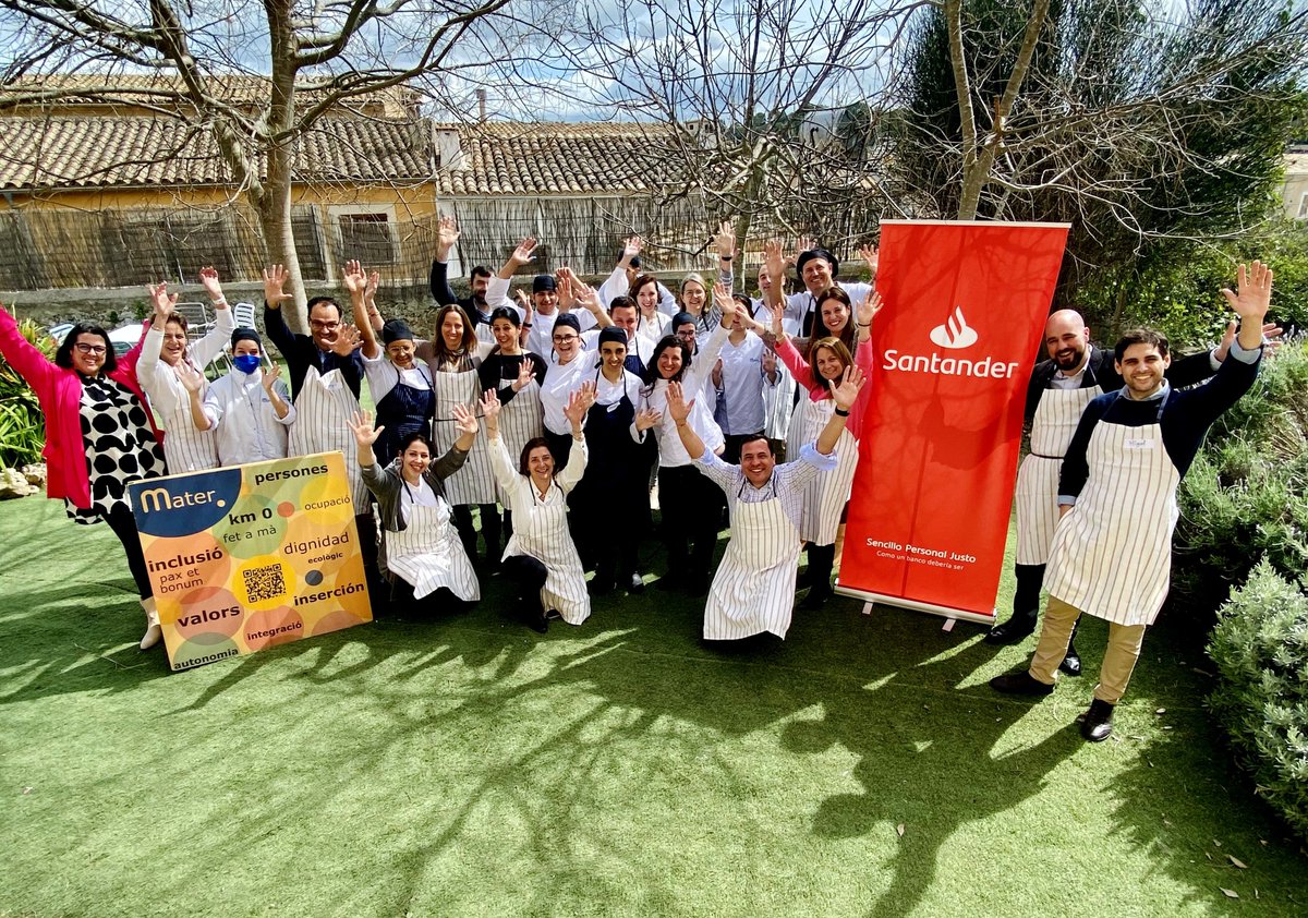 orgmater's tweet photo. 💥 #CàteringInvertit 👨🏽🍳 #Treballadors/es de 🔴 @santander_es es van posar a les ordres d'#Alumnat de «#TAVAIL - #Cuina» ✖️ aprendre a preparar el #Llonguet de #Variat d'«@orgmater #Sineu» i #Goxua, unes #Postres. 🖱️ https://t.co/oIPvxLiXoI #DePersonesAPersones: 𝗴𝗿à𝗰𝗶𝗲𝘀‼️ 💙 https://t.co/oTTWMFb44h