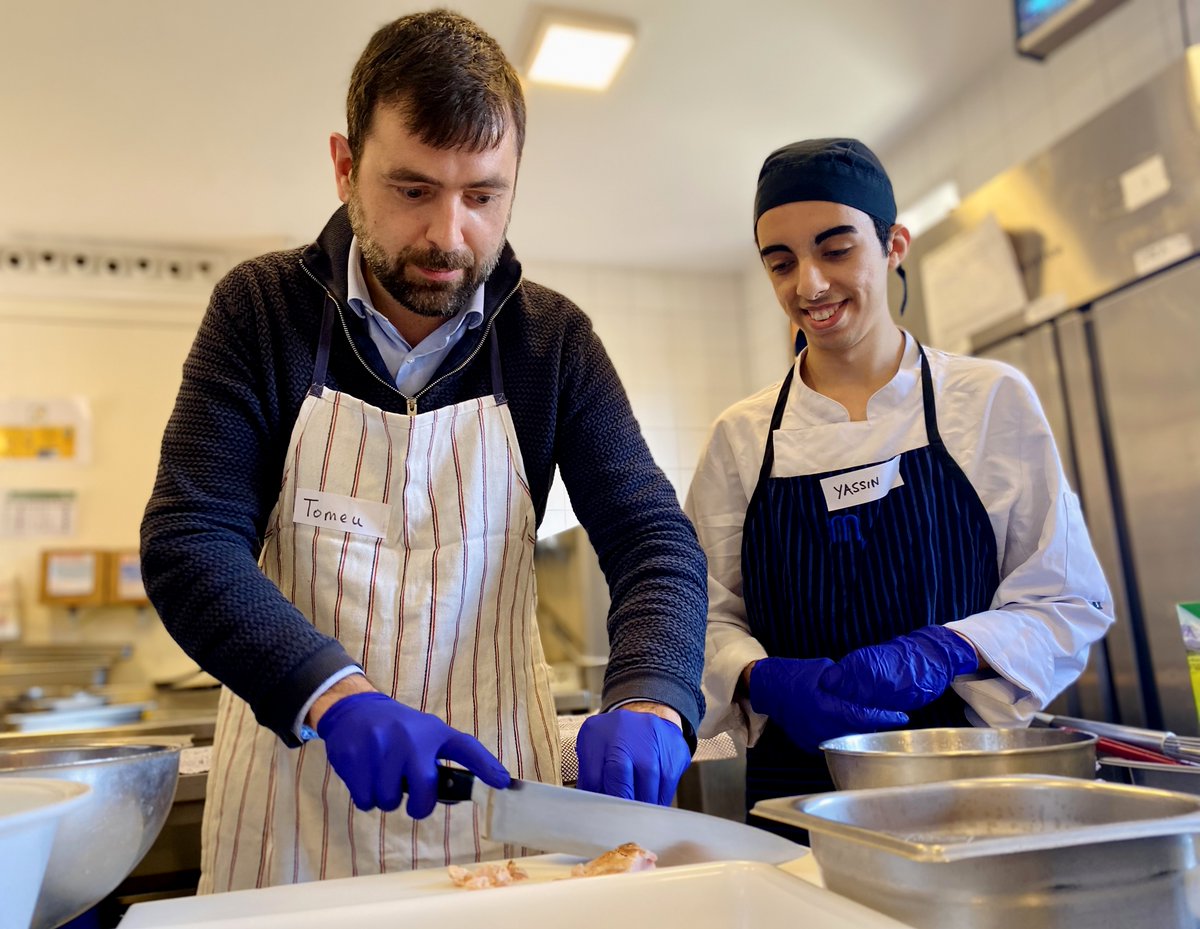 orgmater's tweet photo. 💥 #CàteringInvertit 👨🏽🍳 #Treballadors/es de 🔴 @santander_es es van posar a les ordres d'#Alumnat de «#TAVAIL - #Cuina» ✖️ aprendre a preparar el #Llonguet de #Variat d'«@orgmater #Sineu» i #Goxua, unes #Postres. 🖱️ https://t.co/oIPvxLiXoI #DePersonesAPersones: 𝗴𝗿à𝗰𝗶𝗲𝘀‼️ 💙 https://t.co/oTTWMFb44h