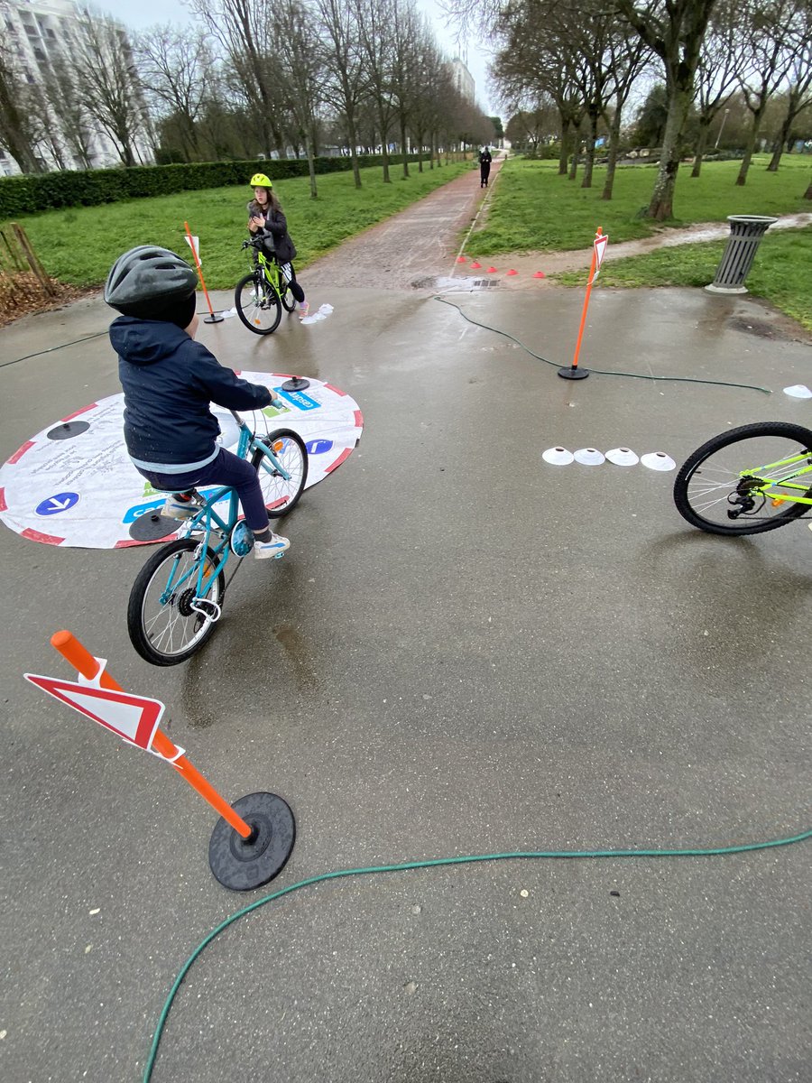 usep17's tweet photo. Journée Bloc 2 pour les CM1-CM2 des Grandes Varennes. Sécurité routière et roulage en groupe dans le parc Kennedy de Mireuil.#srav https://t.co/4T6Fb7AVv1