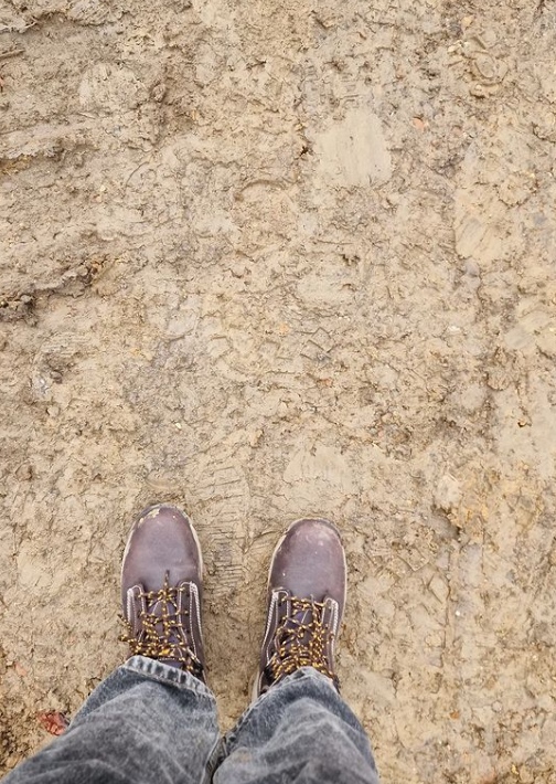 DauleyDesign's tweet photo. Attending site visits with the essentials:

Hard Hat
Hi Vis Vest
Steel cap boots
Full face of make up
.
#constructionsite #bigbuild #ecohouses #showhouses #showhousedesign #interiordesigner #interiordesign #designer #developers #commercialdesign https://t.co/wjZjwdxtuu