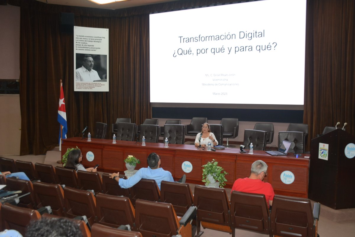 La viceministra de Comunicaciones de #Cuba, Grisel Reyes León, visitó el <a href="/CIGBCuba/">CIGBCuba</a>, donde ofreció una conferencia sobre la #TransformacionDigital y los nuevos retos para su desarrollo en #Cuba. Estuvieron presentes directivos y trabajadores de nuestra empresa. #MejorEsPosible