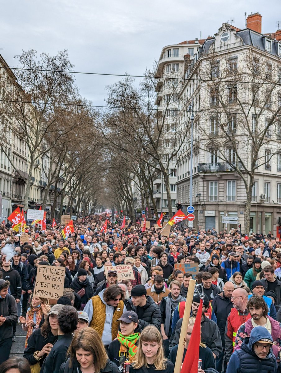 NathanLautier's tweet photo. Le début du cortège est place Gabriel-Péri, la queue du cortège est encore au départ selon les syndicats. https://t.co/B6xAs44lA7