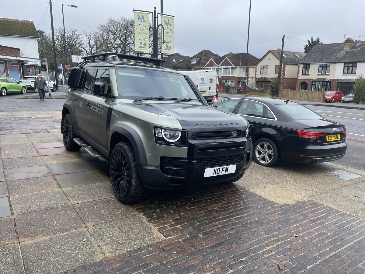EnemyCoastAhead's tweet photo. @BadParkingLpool @Wankpanzer @landrover naturally. Total tankers. @YPLAC https://t.co/sBIcaWSqMi