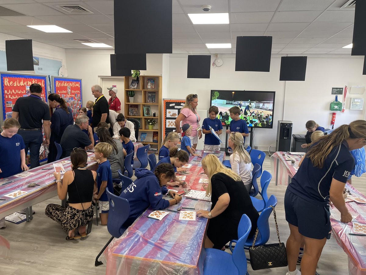 On Monday, our Year 5s thoroughly enjoyed showcasing their learning and new skills to their family members during our very first ‘Theme Gallery’ open afternoon. We can’t wait for the next one! #JESSPriTheme