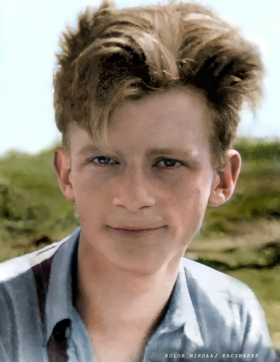ZaPLMundurem's tweet photo. 80 lat temu 1943 r Janek Bytnar był masakrowany przez niemieckich bandytów z Gestapo.💔
"Rudy" mimo tortur nikogo nie zdradził. Zmarł na skutek odniesionych ran
„A kiedy trzeba, na śmierć idą po kolei, jak kamienie przez Boga rzucane na szaniec”.
Jan Bytnar "Rudy" Pan Bohater🇵🇱 https://t.co/sHcS5fwvqx