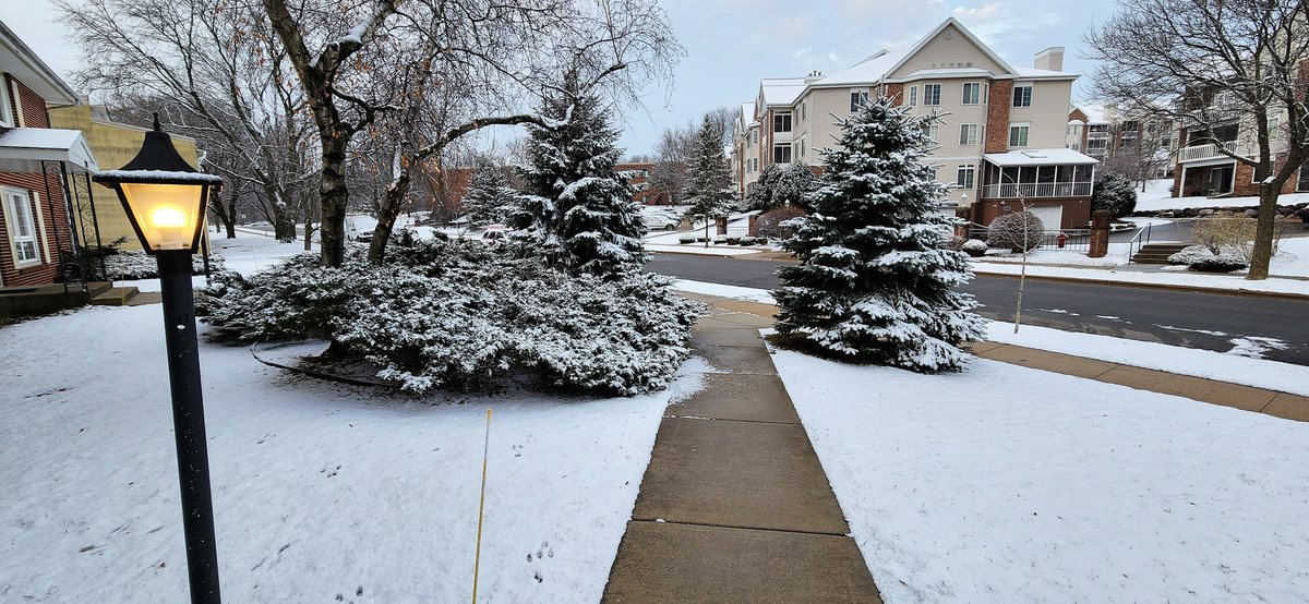 1DarrelM's tweet photo. It's like that line from The Godfather Part III: Just when you think you're out, winter pulls you back in. 

But then, this is what you should expect when it's spring in Wisconsin. Winter is never really over here until it gets way to warm to be winter. 

#MadisonWI #Spring2023 https://t.co/viy1nHScLf