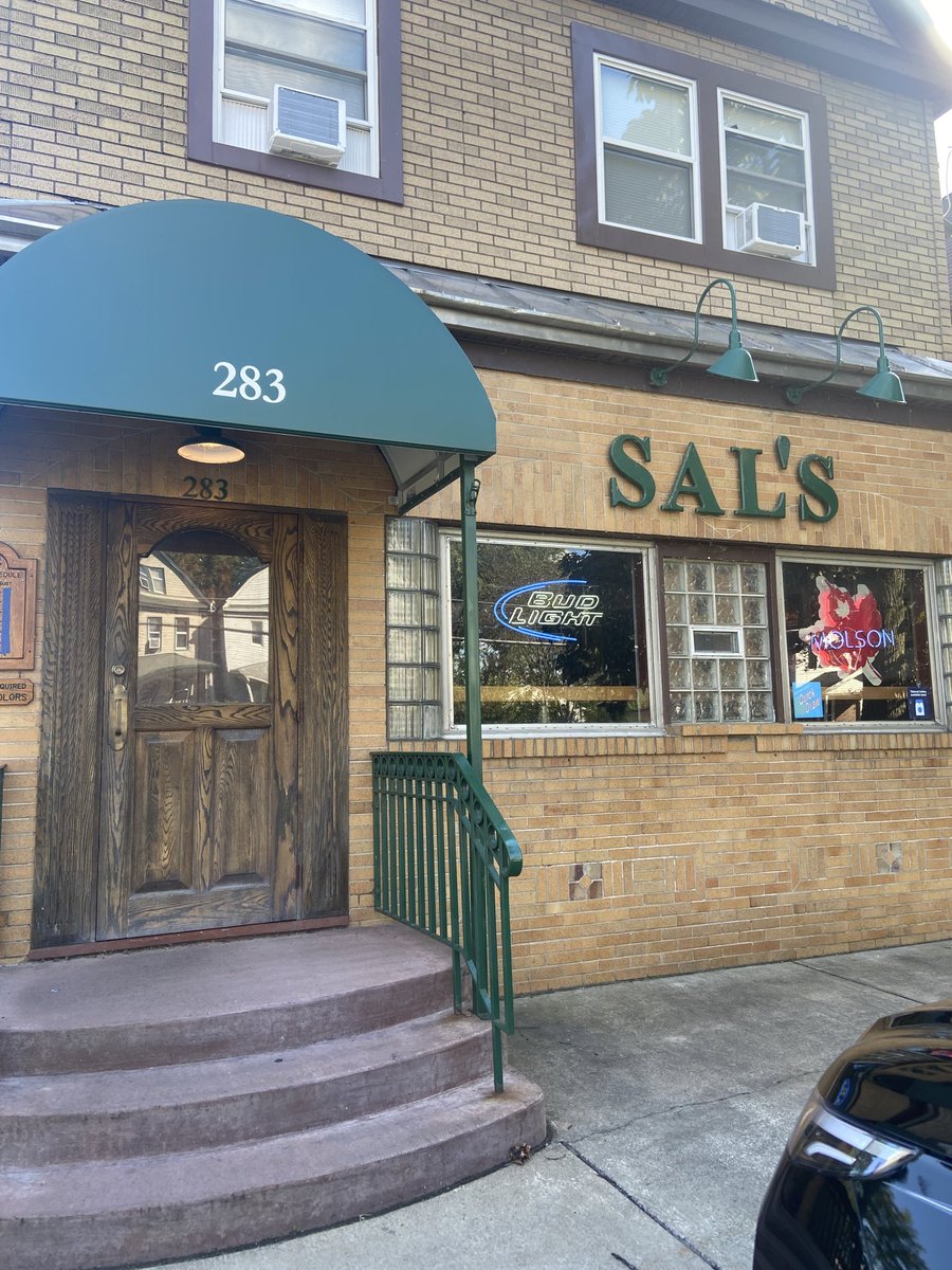 NorthernDutch's tweet photo. @BuffaloFreddy @Jack_WanderS @DHx34 @SalsLounge I’ve been enjoying wings here for over 40 years. As kids, we use to pool our money just to score an order.
Slide off the bone deliciousness! 
Right down the street from the @store716! https://t.co/bxzwVYvUD9