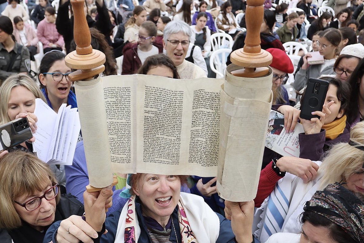 “It is because we are not free as women that our fight must continue. Only because of our determination in this struggle, today we were able to hold our service just as the men do.”  -Yochi Rappeport

📸: Hila Shiloni 

mailchi.mp/womenofthewall…