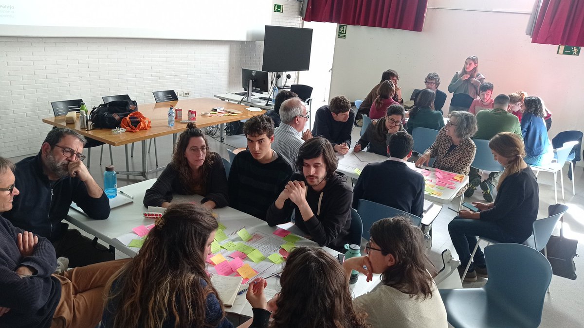 UPCSostenible's tweet photo. 💬 🌱Matí de treball a l'@_etsav_. Procés de diagnosi per a la #TransicóEcoSocialETSAV.

🙋🏻‍♀️Podeu seguir fent propostes als murals!

#UPCSostenible2030
#singulars22 @econ_socialcat @LaPolitja_ https://t.co/IIbWSLl4Ks