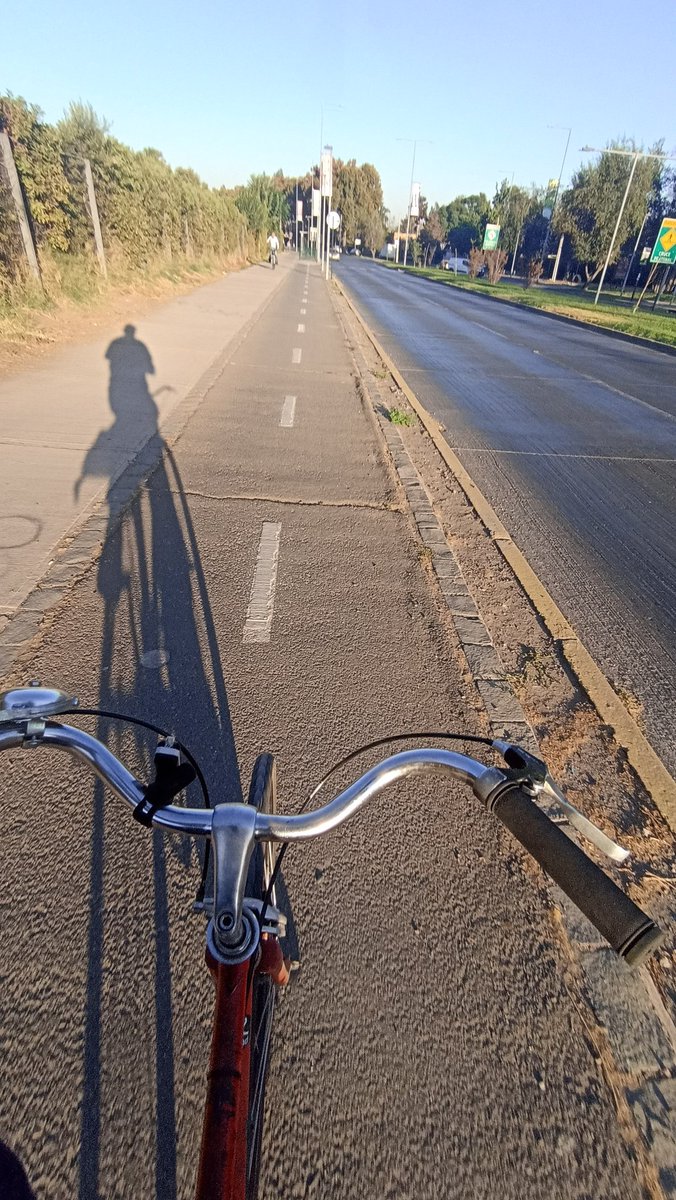 arriagadaPAD's tweet photo. Hace tiempo no intermodaleaba, lo paso bien combinando modos, paisajes y ritmos. Etapa 1: en Bici hasta Biciestacionamiento #LineaCero de la Estación F.Castillo Velasco. Etapa 2: en metro #Linea3 desde La Reina al centro de Santiago. Etapa 3: la caminata ciudadana hasta la pega. https://t.co/Zj3AW81uKu