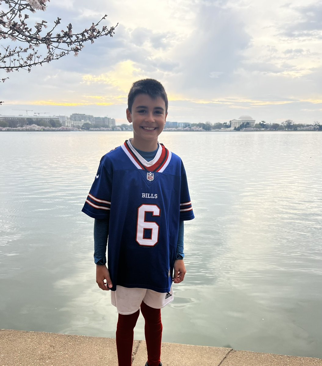 fooshound's tweet photo. All he wanted was the jersey of his favorite player. Guess we need a new @Colts version from @_IsaiahMcKenzie #GoLong https://t.co/pMnC9wVkhE