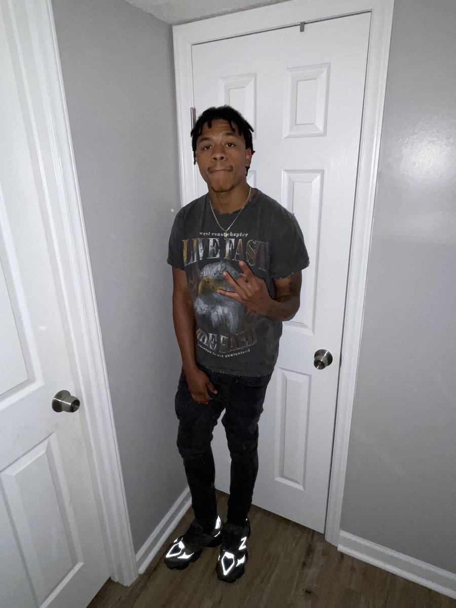 1RCoates's tweet image. Gotta bury momma I can’t let my momma bury me 🏹