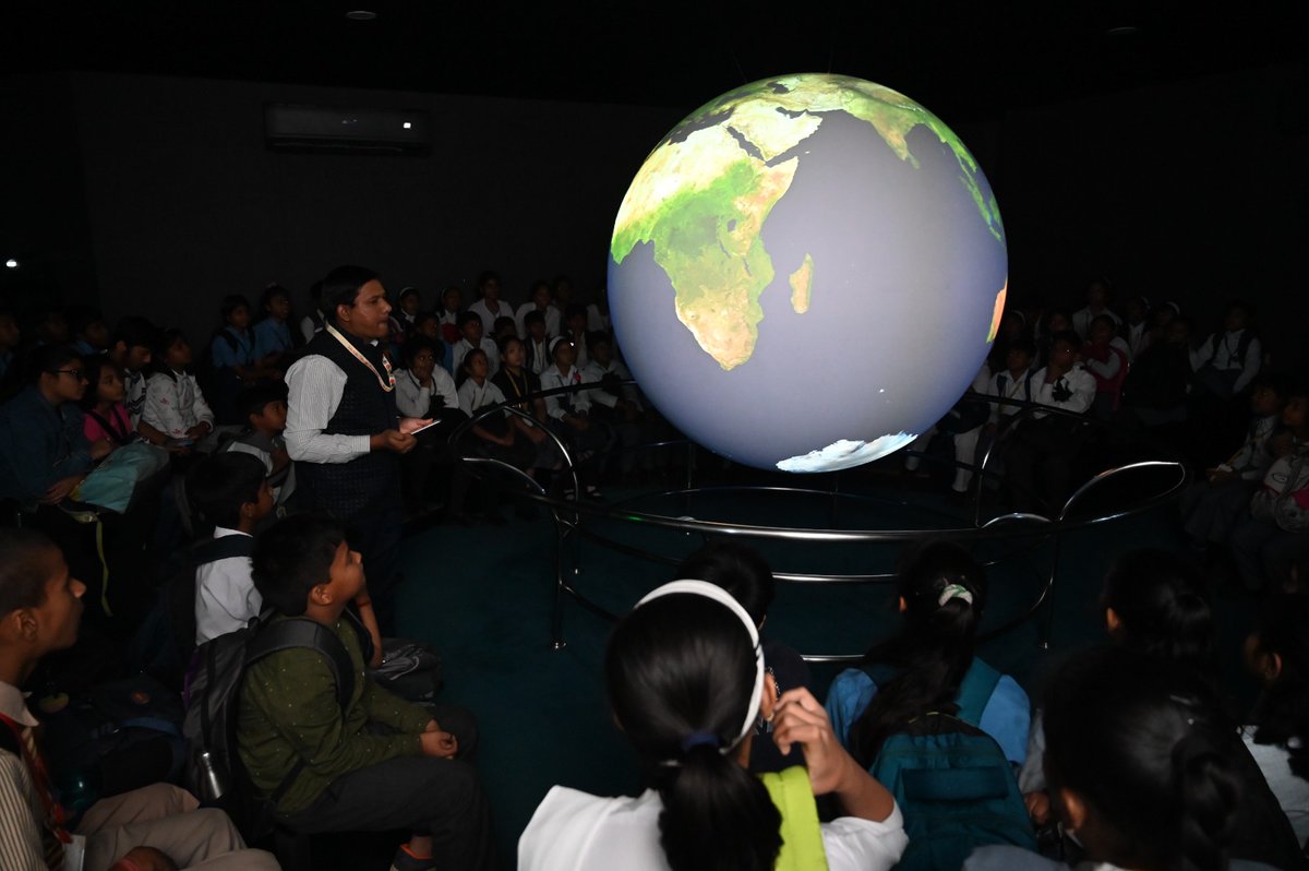 ncsmgoi's tweet photo. A New Show of Science on a Sphere on "Blue Planet" was launched on the occasion of #WorldWaterDay by @ssc_patna, a unit of @ncsmgoi @MinOfCultureGoI .

Glimpses.
#AmritMahotsav #ScienceOnASphere  #Patna https://t.co/D6esRtvpTF