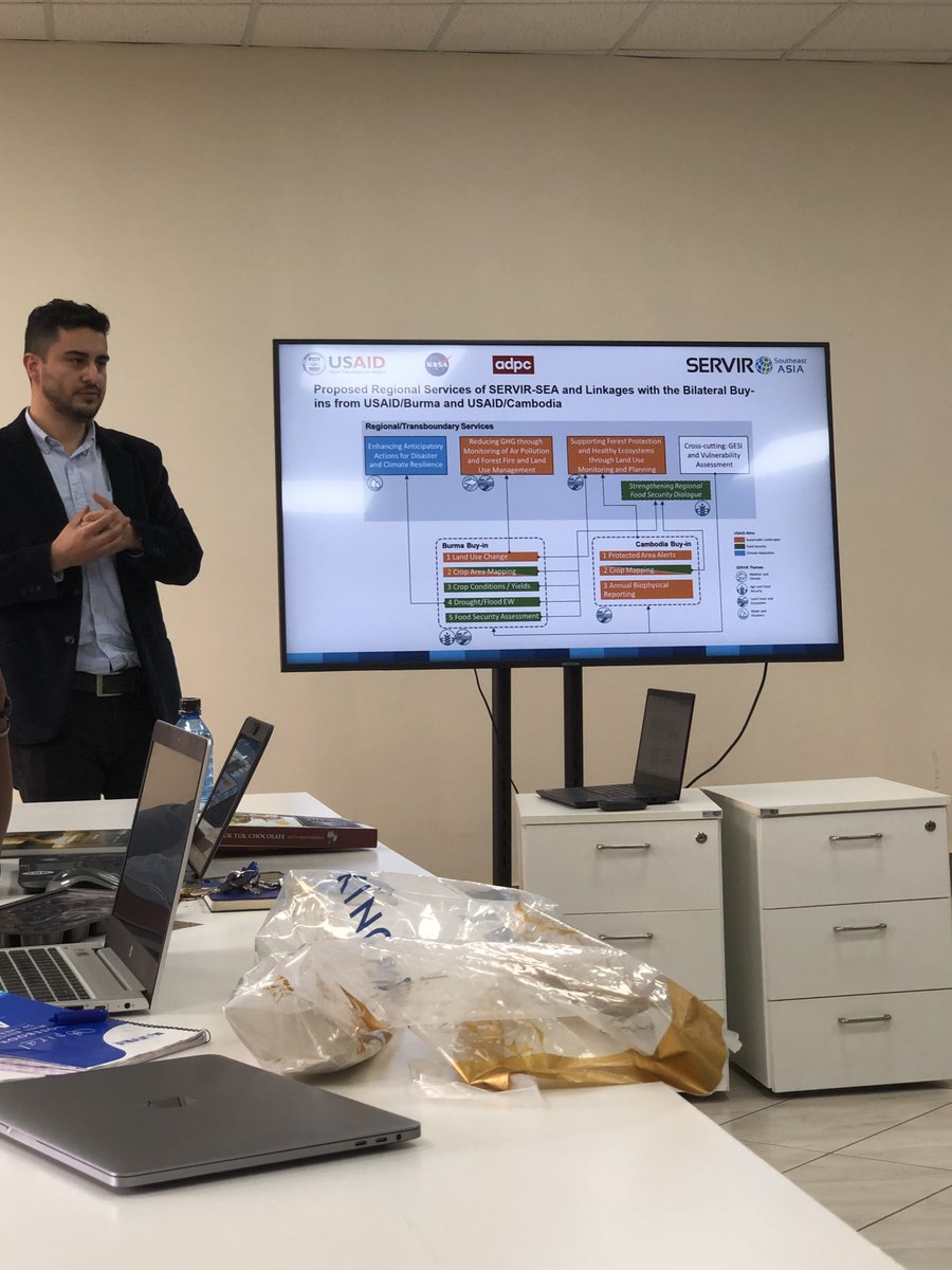 mugorobin's tweet photo. Hello @Peeranan_T and SERVIR South East Asia, look who is in @RCMRD_ #SERVIRESA giving a talk! @SERVIRGlobal https://t.co/G57GcbwDu7