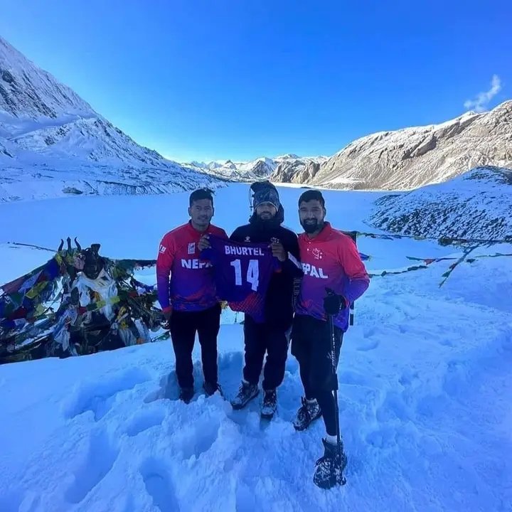 Samraat____'s tweet photo. Three Nepalese cricket stars Kushal, Avinash & Dipendra posing with Nepal's jersey at Tilicho Lake, the lake at highest altitude (4919 m) of the world😮🇳🇵 #PromoteNepal #nepalcricket #Nepal https://t.co/QLdasfxdN5