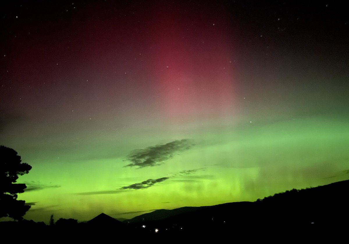 Nice #AuroraAustralis views tonight despite a little cloud cover 🙂 #Tasmania #lutruwita
