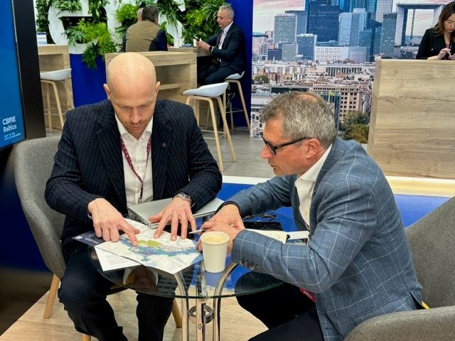 Thames Estuary Envoy (@estuaryenvoy) on Twitter photo Still thinking about major opportunities for investment/collaboration from <a href="/MIPIMWorld/">MIPIM</a> ... Great to meet colleagues from Riga with Board member #RupertWood <a href="/Thames_Ent_Park/">Thames Enterprise Park</a> <a href="/UKinLatvia/">UK in Latvia</a> #GlobalWorks #HugeOpportunities Still thinking about major opportunities for investment/collaboration from <a href="/MIPIMWorld/">MIPIM</a> ... Great to meet colleagues from Riga with Board member #RupertWood <a href="/Thames_Ent_Park/">Thames Enterprise Park</a> <a href="/UKinLatvia/">UK in Latvia</a> #GlobalWorks #HugeOpportunities