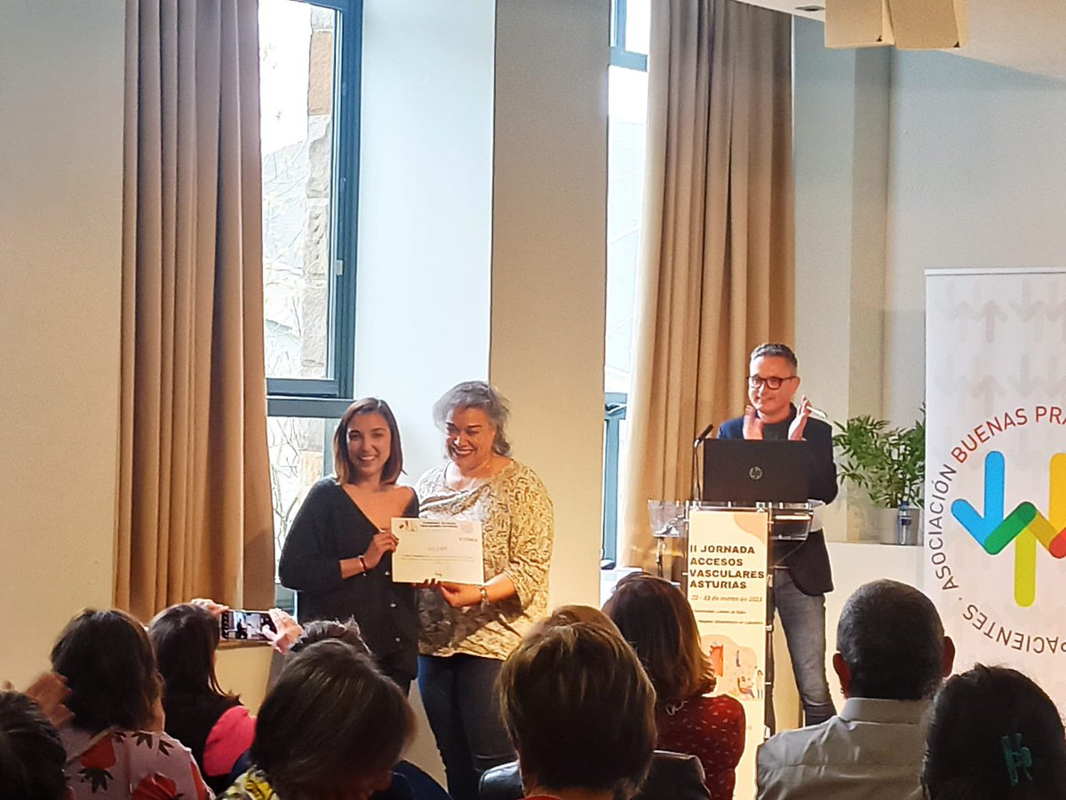BPSO_AREAVIII's tweet photo. #IIJ_AccesosVasculAstur 
@ABPSegPac @CCR_BPSOAst                           Nuestra compañera Ángela, recibiendo  accésit por su comunicación. Persona grande. Futuro del equipo @AcBpsosespaVIII https://t.co/6Kuznk44Pv